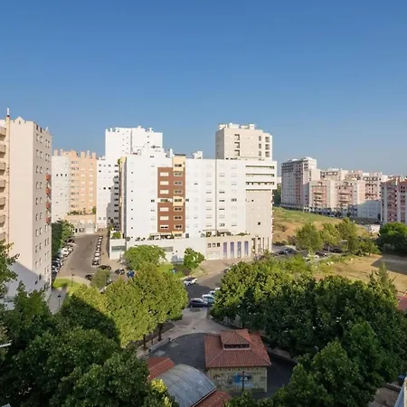 Modern 2 Bedroom With Views In Apartamento Lisboa