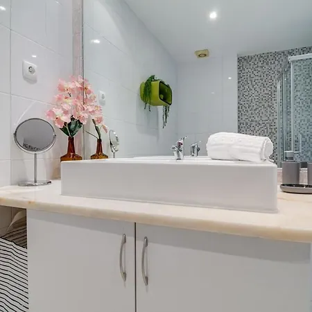 Modern 2 Bedroom With Views In リスボン